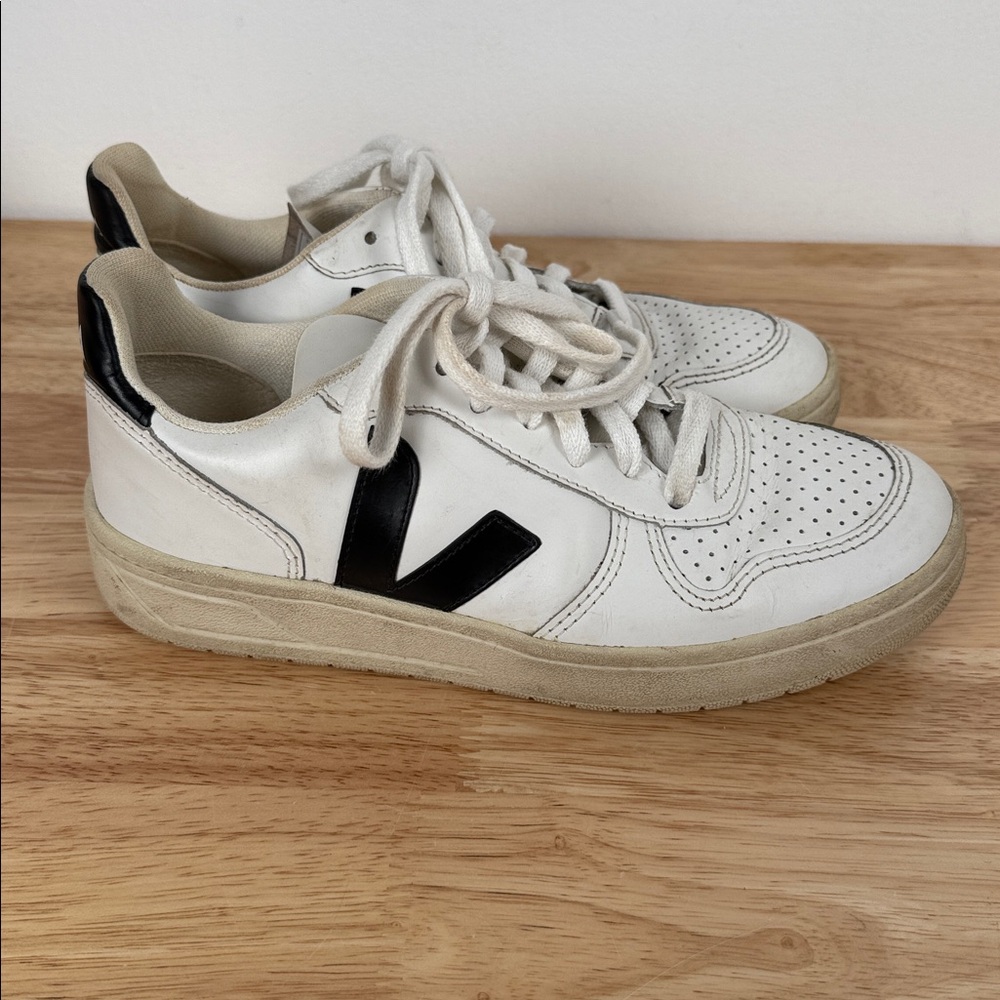 Veja White Black Casual Sneakers - Picture 9 of 16